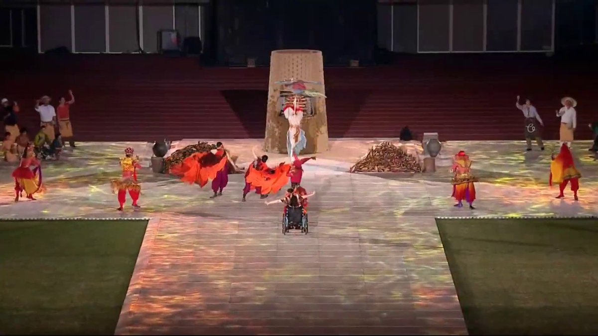 ArchiveInt's tweet photo. Notice that the cauldron on the stage was crafted out of clay, and it is molded by local pottery artisans and citizens from three pottery-producing regions in Aichi Prefecture - Seto, Tokoname, and Sanshu.

#AichiNagoya2026   #ImagineOneHeart https://t.co/PoMeJQORKK