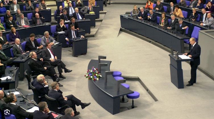 trau_schau's tweet photo. @TeamSotogrande Zur Erinnerung für den Heuchler Söder:
2001 sprach Präsident Putin im Deutschen Bundestag und erhielt Ovationen von sämtlichen #Altparteien.
Kein CSU-Politiker hat Deutschland so geschadet wie Sie. 🤮 https://t.co/qYfCQdgXsN