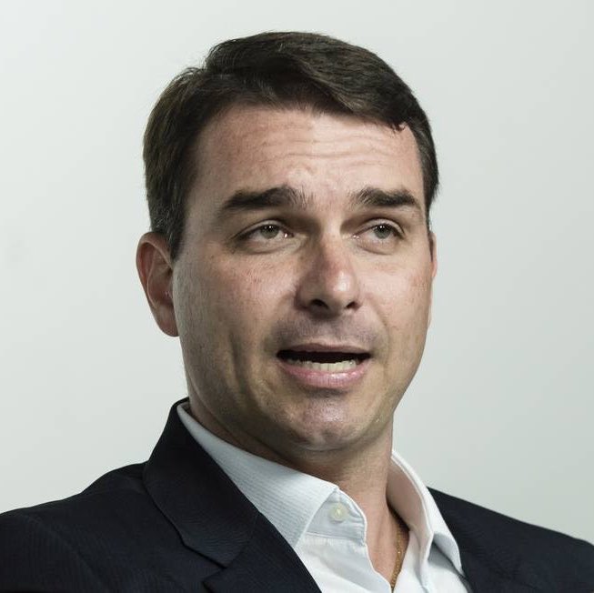 corrupcaobrnews's tweet photo. 🚨GRAVE! Para a economia, Flávio Bolsonaro promete cortar 200 bi https://t.co/6WH1NtFbAc