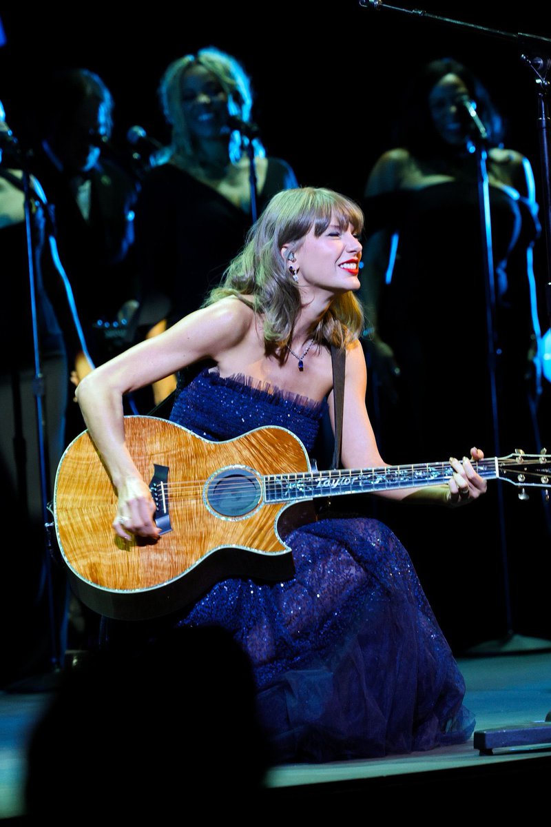 ThaiTaylorSwift's tweet photo. Taylor Swift ขึ้นแสดงในงาน Academy Museum Gala 🥰 เวลาชีได้ร้องเพลงให้คนฟัง ชีดูมีความสุขจริงๆนะ https://t.co/aJEPICOJ5o