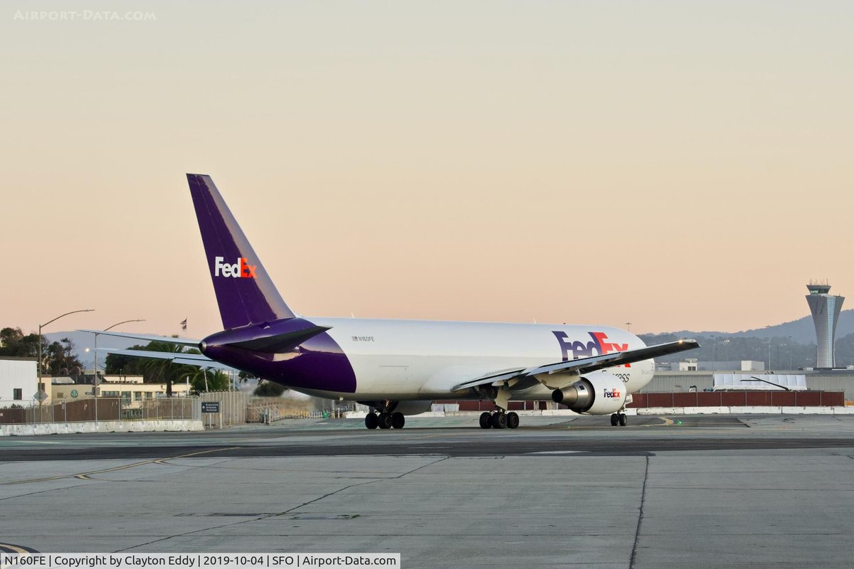BirdorPlaneNA's tweet photo. It's a plane! ✈️

FedEx Express Boeing 767 (N160FE), MCO → MEM, ~594 nmi, 36,050 ft. Overhead yesterday morning.

💡 The Boeing 767 was Boeing's first widebody twinjet, and it's still the backbone of many airlines' transatlantic fleets.

#Aviation #Boeing #AvGeek https://t.co/otwtK7fogr