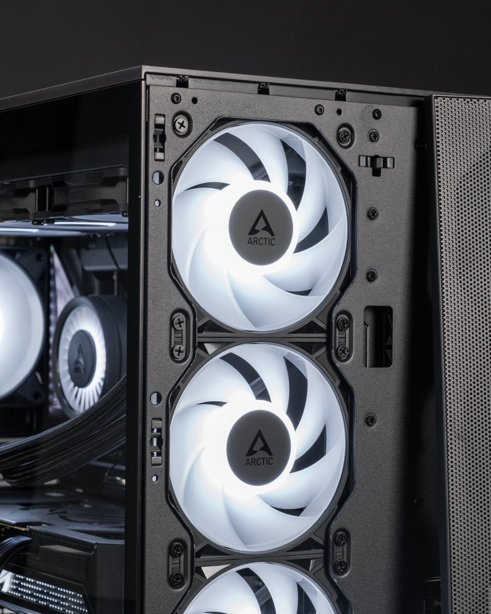 ARCTIChannel's tweet photo. BioniX P12 A-RGB, in a build by @mr_matt_lee ✨

450–3000 rpm, up to 76 cfm (129 m³/h), and a daisy-chain system that links up to three fans to one A-RGB connector for a tidy build.

Share your ARCTIC build with #CooledByARCTIC👇
-
#CooledByARCTIC #ARCTICCooling #BioniX #PCbuild https://t.co/jBz1ULYWf3