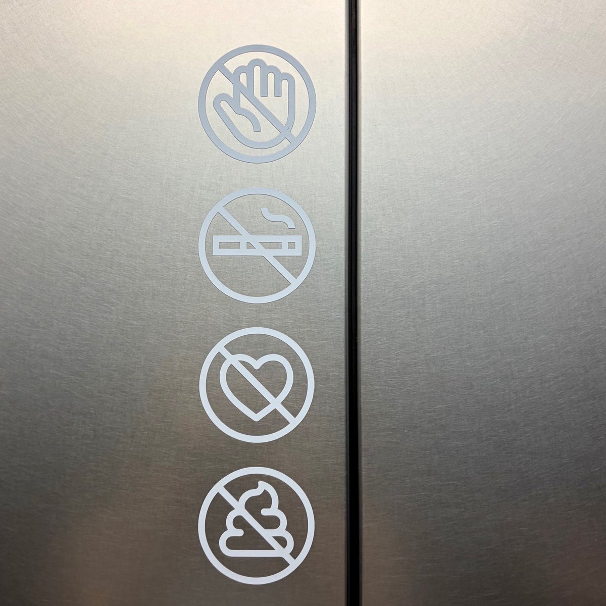 Thvjkjaeka's tweet photo. @itsmyjake She posted the hybe elevator as well😭 https://t.co/KG0S24p2JP
