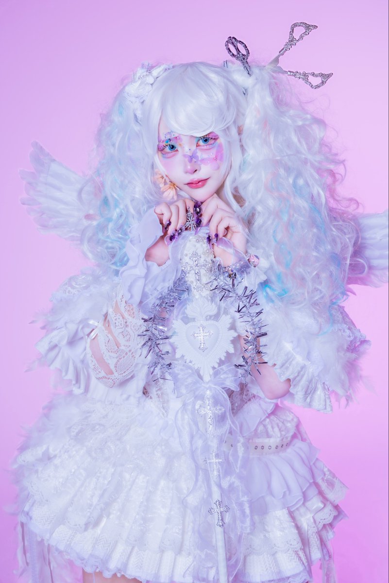 mazari_info's tweet photo. ╭━━━  🪽 🩷 🪽  ━━━╮
　ハロウィンビジュアル公開
╰━━━━━━━━━━━━╯

　　     ✧ テーマ ✧
         ꒰ঌ † 天　使 † ໒꒱

⛓️ ┈┈┈ 4人目 ┈┈┈ ⛓️

　　     † 蛇喰ホムラ †

🪽 ━━━━━━━━━🪽

🩷 ✧ 𝐍𝐄𝐗𝐓…
5人目 ▶︎ 明日21:00公開

#マザリ
#ハロウィン https://t.co/GoW7DavZ1c