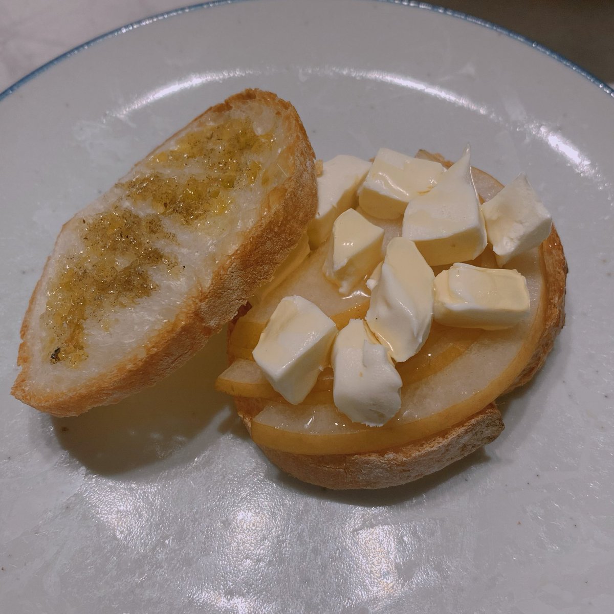 SaturnusObeni's tweet photo. 梨とクリームチーズのサンドイッチ作って食べました https://t.co/Wb94ORD8Mo