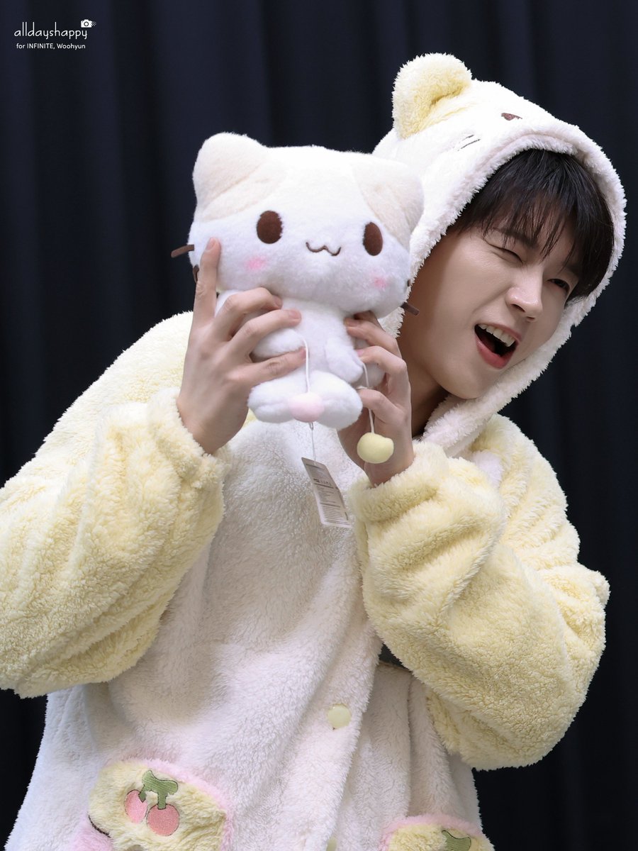 alldayshappy1's tweet photo. 261018_Ktown4U 팬사인회 😈

저렇게 애기였다가 급... 또 우릴 웃겨주는 강쥐😂
#남우현 #NAMWOOHYUN #인피니트 #INFINITE #2ndAlbum #2X8 #DEVIL https://t.co/piJsvownUf