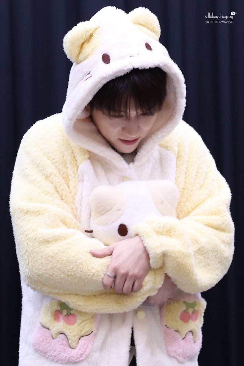 alldayshappy1's tweet photo. 261018_Ktown4U 팬사인회 😈

저렇게 애기였다가 급... 또 우릴 웃겨주는 강쥐😂
#남우현 #NAMWOOHYUN #인피니트 #INFINITE #2ndAlbum #2X8 #DEVIL https://t.co/piJsvownUf