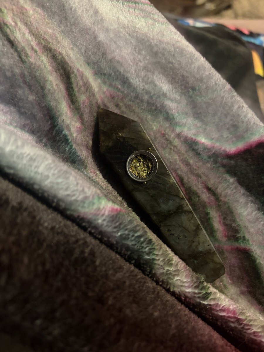 zandelionnn's tweet photo. my bowl is a crystal #drugtwt https://t.co/rS5ifXWUBI