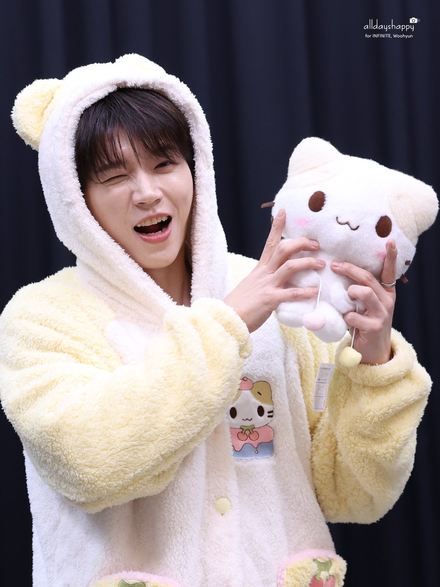 alldayshappy1's tweet photo. 261018_Ktown4U 팬사인회 😈

저렇게 애기였다가 급... 또 우릴 웃겨주는 강쥐😂
#남우현 #NAMWOOHYUN #인피니트 #INFINITE #2ndAlbum #2X8 #DEVIL https://t.co/piJsvownUf