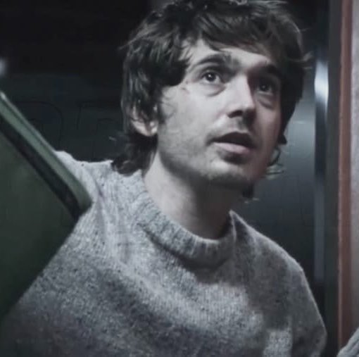 dashdashkid's tweet photo. he looks so warm and cuddly here i wanna steal his sweater https://t.co/gVwqKnQ0S9