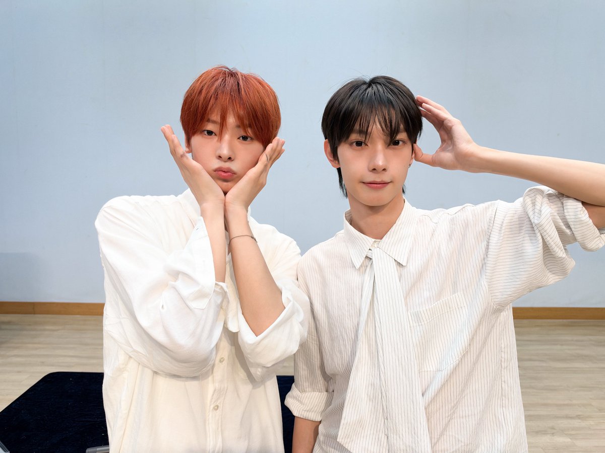 flareu_official's tweet photo. [#FLARE_UPDATE] 261018 FLARE U (플레어 유) 2nd Mini Album [LOVEHOOD] 발매 기념 팬사인회

#FLAREU #플레어유
#LOVEHOOD https://t.co/yVaoEwQY5C