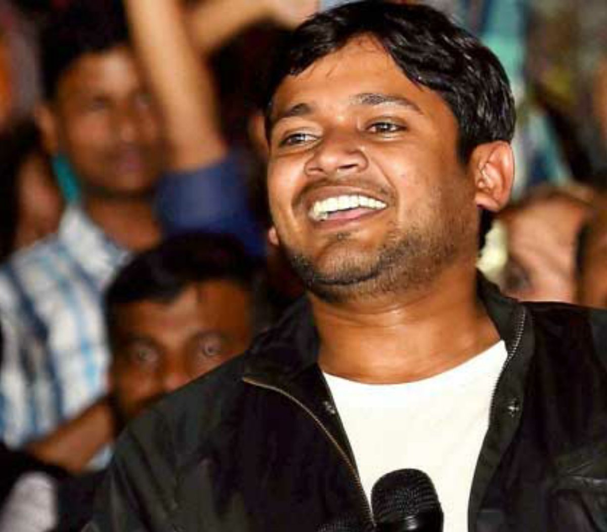 KraantiKumar's tweet photo. साहिल वकोड़े पर Kanhaiya Kumar आज तक एक स्टेटमेंट नही दिया है.

जेएनयू में जय भीम का नारा लगाते हुए डफली बजाने वाला कन्हैया कुमार साहिल वकोडे पर खामोश है.

कन्हैया कुमार के समकालीन उसी जेएनयू में पढ़ाई कर चुके Rahul Sompimple ने आज IIT Mumbai के सामने शांतिपूर्ण प्रदर्शन किया.

पुलिस ने उन्हें और अन्य साथियों को डिटेन कर लिया. साहिल वकोड़े के माता पिता न्याय के लिए 15 दिनों से अनशन कर रहे हैं. एक भी मैनस्ट्रीम न्यूज़ चैनल इस पर रिपोर्टिंग नही की.

Rahul Sompimple को भी मीडिया नजरअंदाज कर रहा है. Kanhaiya Kumar को मीडिया ने हीरो बनाया. CPI ने ने अपनी सेंट्रल कमिटी में लिया. कांग्रेस ने लोकसभा का टिकट दिया. 

जिस आदमी के जाति की आबादी बिहार में 2.87% है उसे उसकी जाति के पत्रकारों और नेताओं ने राष्ट्रीय आइकॉन बना दिया गया है. Rahul Sompimple की जाति के लोग मीडिया या राष्ट्रीय राजनीति में नही है. भारत में जाति ही तय करती कौन आगे जाएगा और कौन नही ?