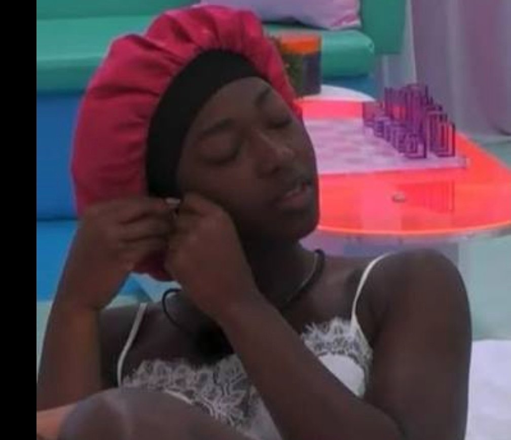 mc05372627's tweet photo. @Damilola11509 @PORT4BLE Lovely, please look at all of the pictures you all use to try prove TiTi look better, still running to LI screenshots and pictures everytime Aniya has her face made up either laughing, talking or making a silly face https://t.co/czapfozeUi
