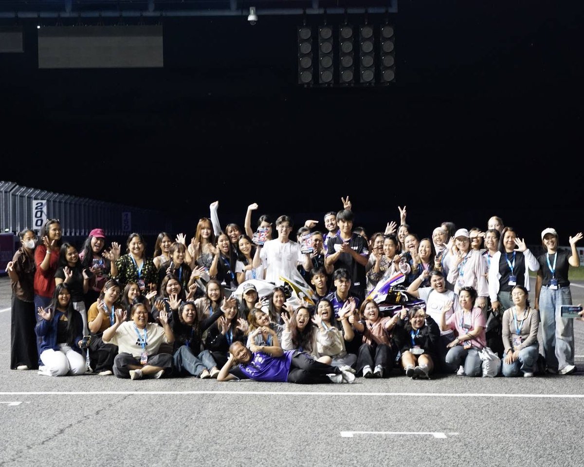 Ohmpawat_Family's tweet photo. ขอขอบคุณเเฟนคลับทุกคนมากๆนะคะ ที่เดินทางมาให้กำลังใจพี่โอมเเละน้องอิงค์ตลอดการเเข่งขันทั้ง 3 วัน มาไกลจากทั่วโลกเรียกได้ว่าเป็นวีคที่ดุเดือดจริงๆในรอบนี้ทั้งกับพี่โอม น้องอิงค์ นักเเข่งทุกคน เเละทีม TNP ไว้มาเจอพี่โอม กับน้องอิงค์กันใหม่ในสนามหน้าน้าา กลับบ้านเดินทางกันปลอดภัยนะคะ ขอบคุณกำลังใจของทุกคนจริงๆ เเละขอบคุณเเฟนๆที่ร่วมเชียร์เเละให้กำลังใจจากทางบ้านด้วยนะคะ 🧡🏍️🏁🥰 

ขาดไม่ได้เลยขอบคุณพี่โอม เเละน้องอิงค์ด้วยนะคะ พักผ่อนกันเยอะๆน้า  @ohmpawatt @ingasavanund 🧡💙

OHM PAWAT FIGHTING D3
#BRICSBK2026Round3xOhmpawatD3 #ohmpawat #ingasavanund