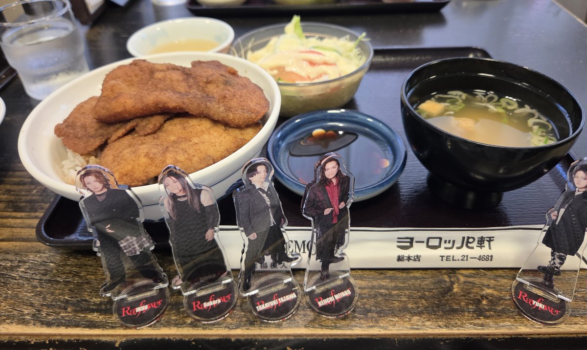peacesignvvv's tweet photo. レイフラツアー福井！！
下手が格子網で区切られてて檻みたいになってる変わった作りのライブハウス😳
今ツアー発の最前でちょっと首を痛めつつつレイフラの音に酔いしれてきた✨
IKUOさん曰く(39本目より)残りの本数が数えやすくなった40本目！！
悔いなく楽しんだ最高の時間でした💐 https://t.co/9WEQy4GqKs