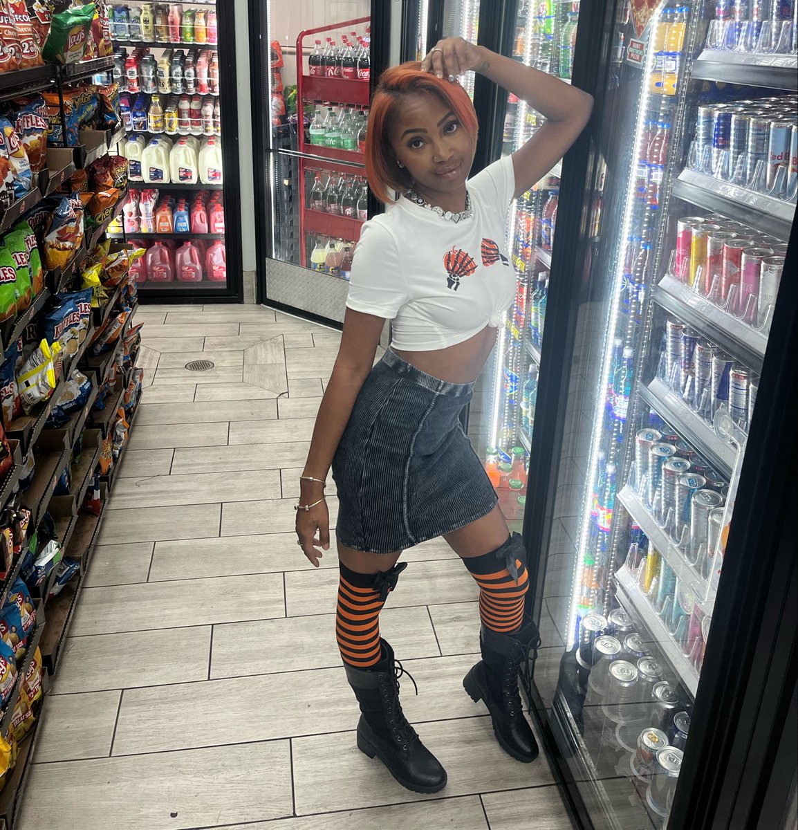 therealaivilo's tweet photo. Just a girl from Memphis 🧡🎃🎸🫶🏽 https://t.co/jMwRjBcy4j