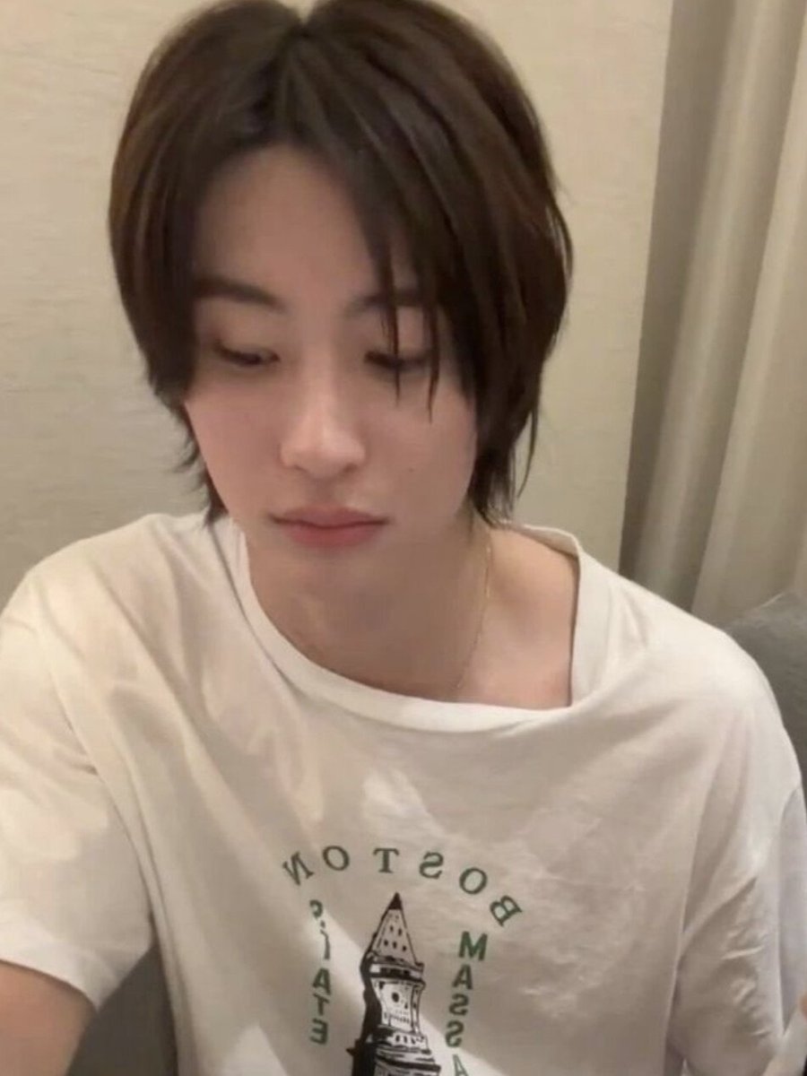 tuinuixx99's tweet photo. ใส่แค่เสื้อยืดขาวธรรมดาก็น่ารักแล้ว 🥺🥺🥺 https://t.co/VnIgUsCvfD