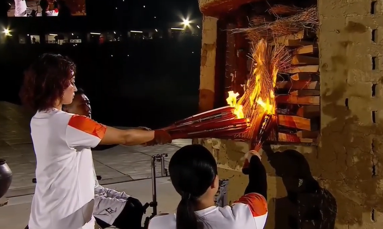 ArchiveInt's tweet photo. Wheelchair basketball player Miyake Katsumi, para sprinter Maya Nakanishi, and para alpine skier Momoka Muraoka have lit up the clay cauldron.

Just then, the flame moved onto the main cauldron, where it will remain lit throughout the Games.

#AichiNagoya2026   #ImagineOneHeart https://t.co/o8s7u4C8CW