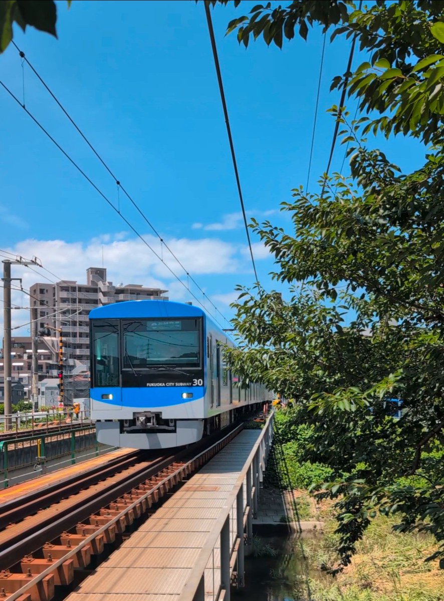 futawn4545's tweet photo. @UWAC57TETU 新緑と地下鉄のテーマでお願いします🙇3枚目は車内からの目線と4枚目は3月に撮影した同じ場所です。福岡県糸島市高田付近。JR筑肥線の波多江駅から徒歩で10分圏内です。 https://t.co/XfQ5EKnyC3