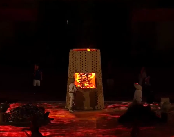 ArchiveInt's tweet photo. Wheelchair basketball player Miyake Katsumi, para sprinter Maya Nakanishi, and para alpine skier Momoka Muraoka have lit up the clay cauldron.

Just then, the flame moved onto the main cauldron, where it will remain lit throughout the Games.

#AichiNagoya2026   #ImagineOneHeart https://t.co/o8s7u4C8CW