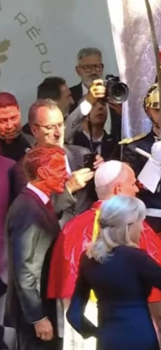 Nennimafoi39's tweet photo. @Maxime_Boudet @EmmanuelMacron Le destructeur de la france, il faudra le chasser a coup de fourche ce démon.. https://t.co/yllS3OGOWS
