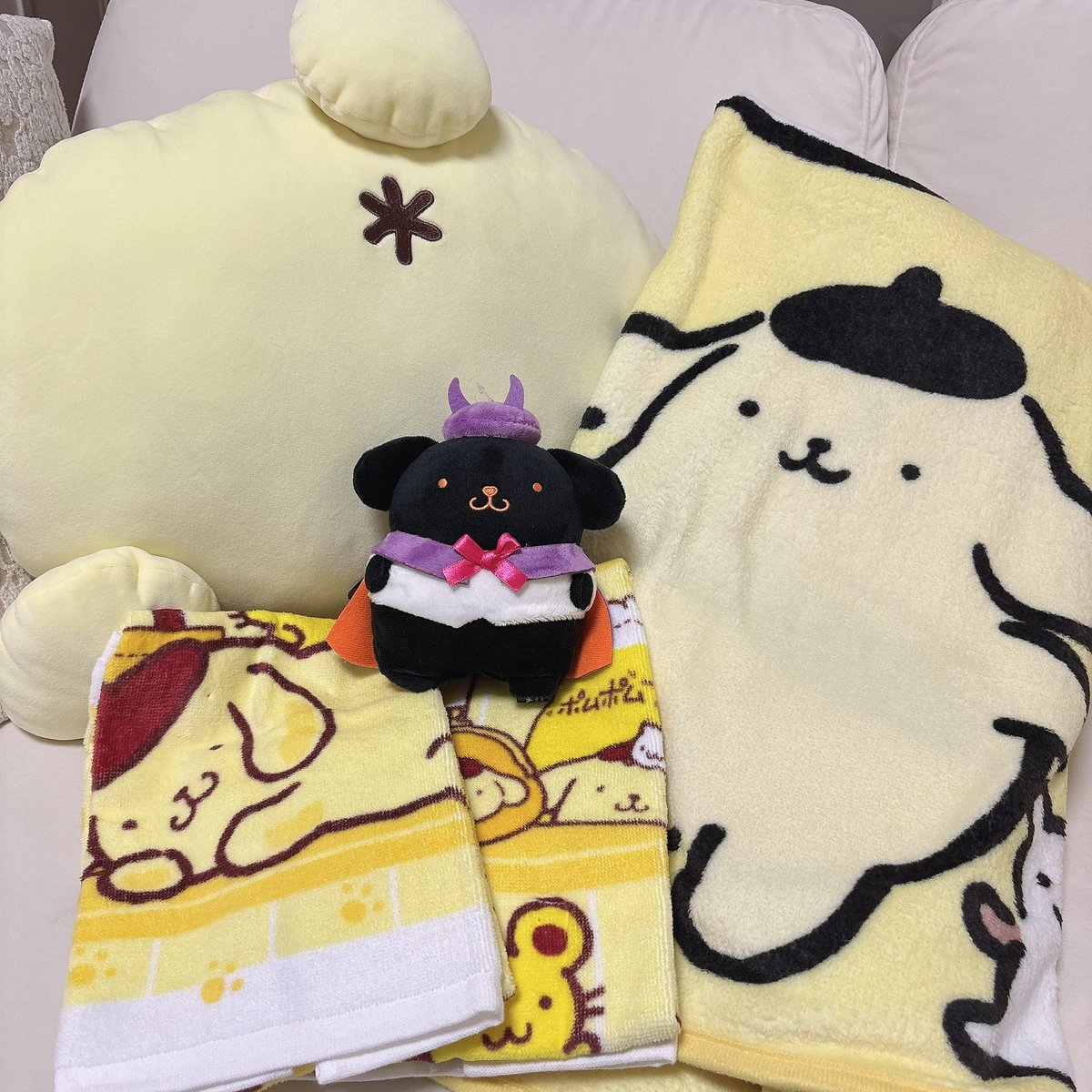 _ponpurin04's tweet photo. オンラインで売り切れてて買えなかったブランケットを店舗で見つけたから買った✌🏻
今年の冬は、ポムポムブランケットでぬくぬく過ごすんだ🥰

そしてハロウィンポムがいたから迷わず購入(本当は黄色い方が欲しかった)👻🎃

 #アベイル購入品 https://t.co/5gSAPVZVYA
