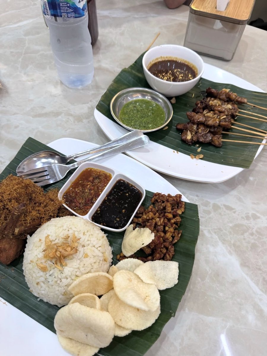 gadisadme's tweet photo. seporsi kemenangan adalah makan enak di saat lagi badmood https://t.co/hnY1D3luht