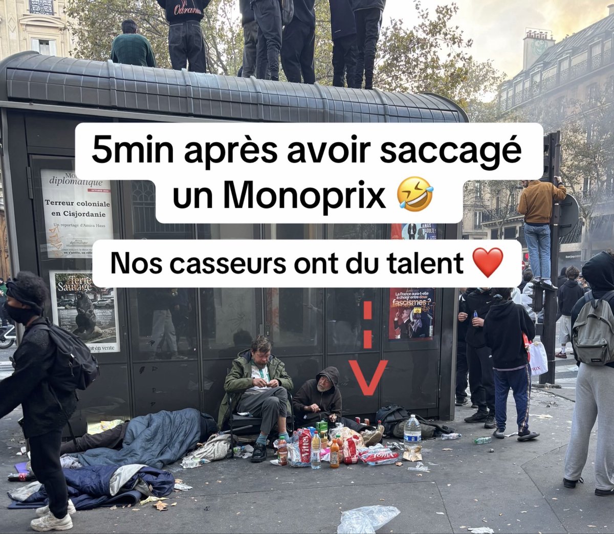 L_ThinkTank's tweet photo. [ 🇫🇷 FRANCE ]

🔸 Après les pillages de magasins à Paris et dans d'autres villes de France, de nombreuses personnes ont redistribué des biens et de la nourriture aux sans-abri présents dans les rues. https://t.co/5J36dwfahU