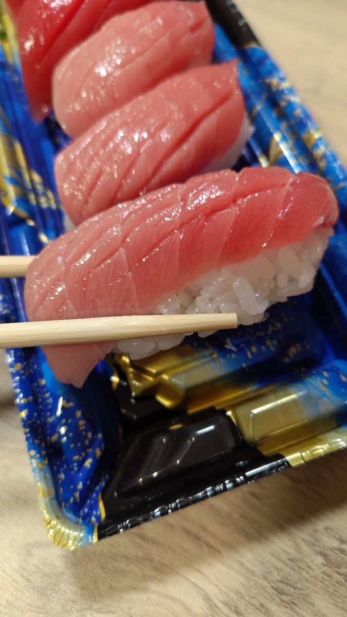 mononokedabe's tweet photo. 休日でしたが仕事が入りました！
今日もなんか疲れたんで地元のスーパーで有難い安売り食材ゲットでI LIKE I LIKE SUSHISUSHI SUSHI！！！！
中トロ赤身美味しかった♪　来週も頑張ります https://t.co/ZqLAtpQjyv