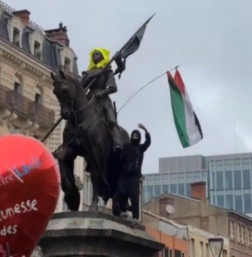 HaberKupur's tweet photo. Fransa'da düzenlenen protestolarda çok sayıda gösterici, Filistin bayrağı açarak Filistin halkıyla dayanışma mesajı verdi. https://t.co/Vb06yFdcpQ