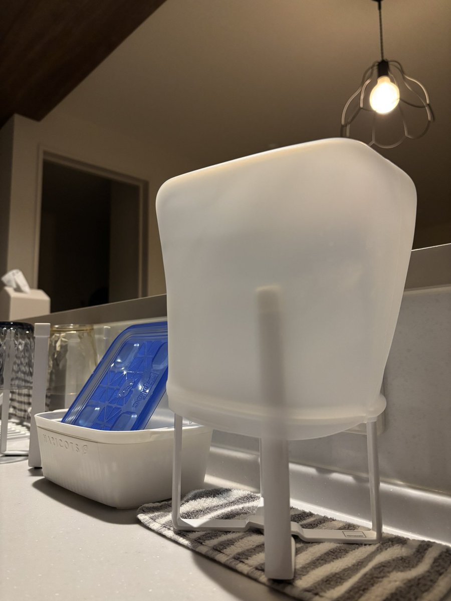 warabiagag's tweet photo. レンチンサラダチキンにハマっているわけですが、耐熱のガラス容器や皿でチンするとチキン汁(？)が漏れて庫内が大変なことになり、行き着いたのがシリコンバッグでした。こぼれない！！そのまま揉み込んだり蒸らしたりできる！！でも今日蒸気で指火傷した(わたしが愚かなだけ) https://t.co/djKgNxKhGW