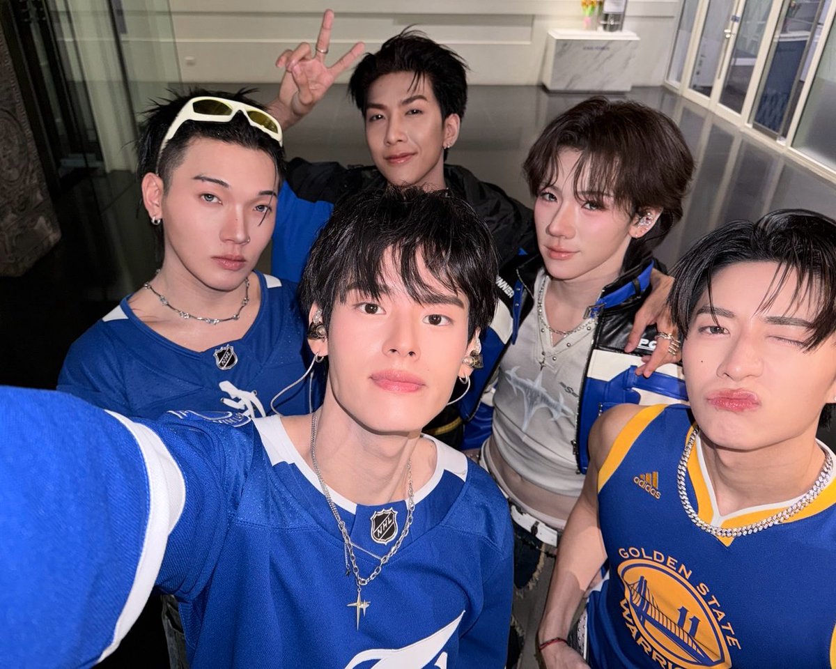 perses_official's tweet photo. ชอบสีน้ำเงินกันมั้ยครับ 💙😉
#KingPowerxPERSES 
#37thAnniversaryDelightsAndSurprises #KingPower37thAnniversary
#PERSES #PERSES_TH https://t.co/ph1tEGLWcR