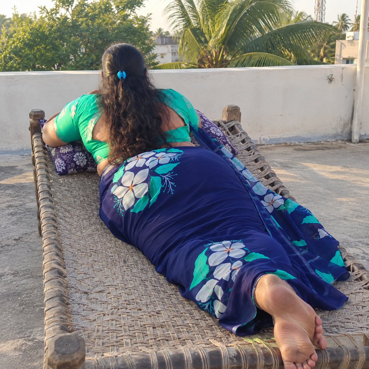 teluguammayi225's tweet photo. శుభసాయంత్రం... అలా డాబా మీద నవారు మంచం మీద సన్ సెట్ చుస్తే చేస్తే భలే ఉంటాది... https://t.co/SPMaEzAuRq