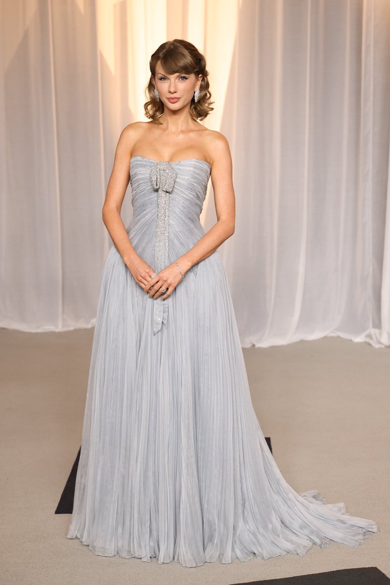 prettypleasetay's tweet photo. cinderella                            aurora https://t.co/D5Xh7YwCJa