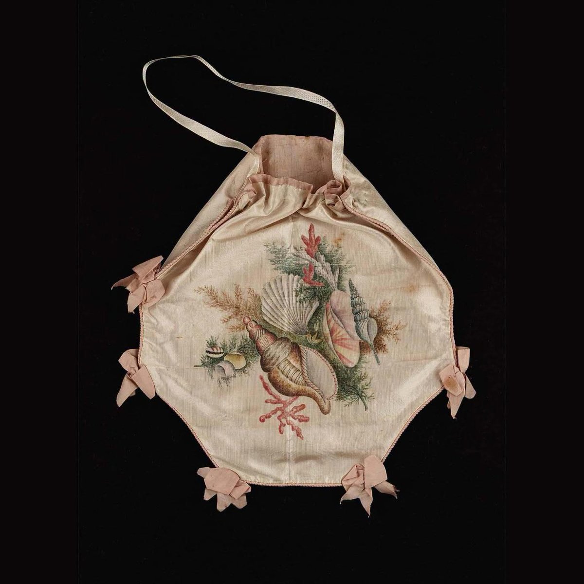 TheVFG's tweet photo. Around 1800, as fashionable dresses became slimmer and high-waisted, women increasingly turned to small handbags called reticules to carry their personal necessities.

Museum of Fine Arts, Boston. Gift of Miss Marjorie Childs https://t.co/WZUnlIj2Ge