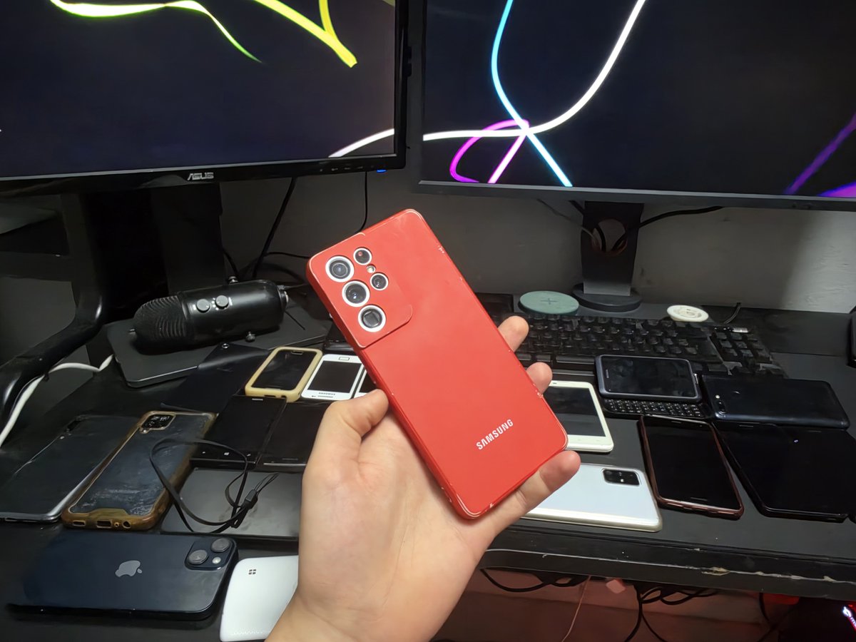 Noaericks's tweet photo. @AndroidAuth Whoa, a lot, i have so many phones that choosing one is hard, but to be honest, i think my s21 ultra was the best phone i ever had, so i will choose that one, also, i still have it. https://t.co/l0A4XxDOpl