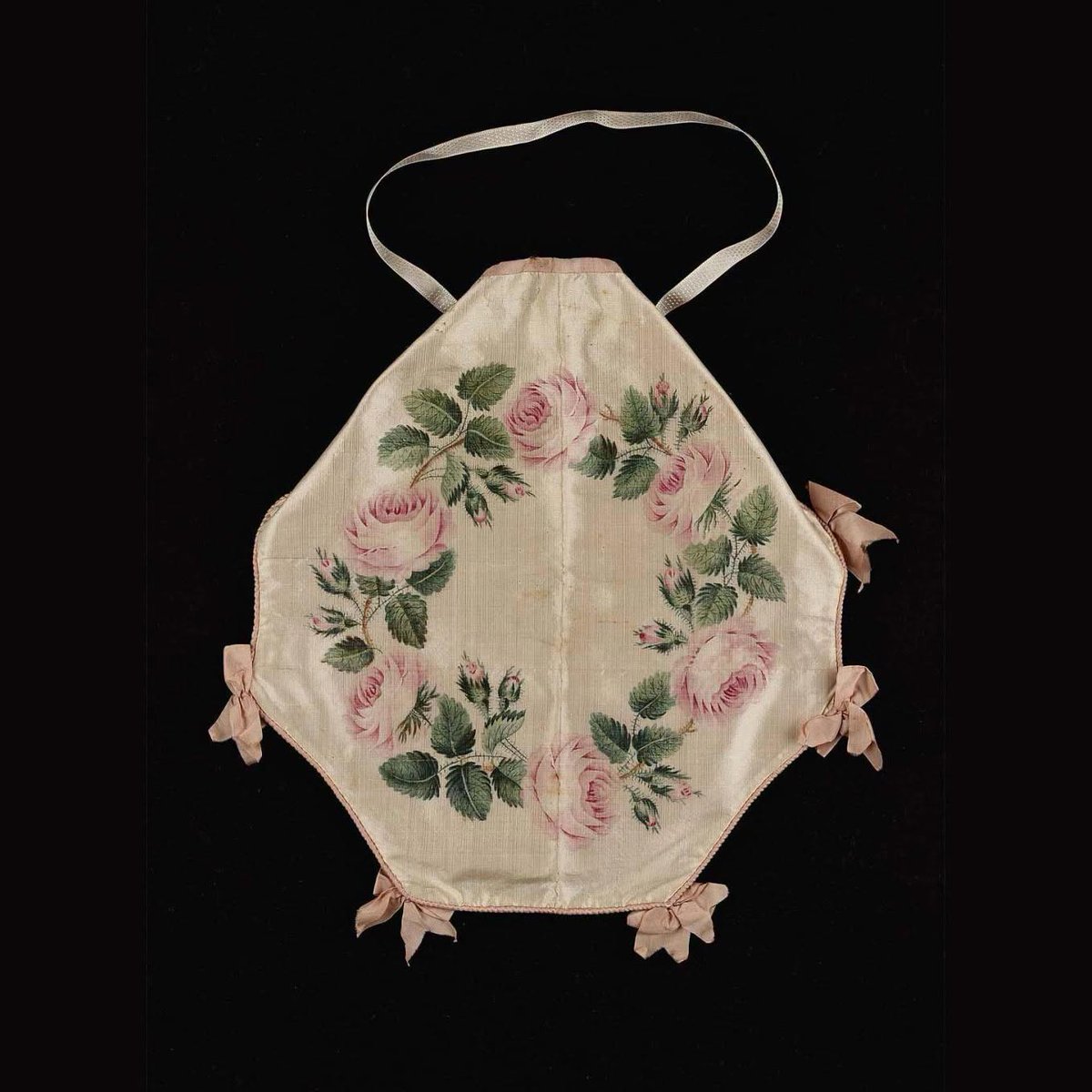 TheVFG's tweet photo. Around 1800, as fashionable dresses became slimmer and high-waisted, women increasingly turned to small handbags called reticules to carry their personal necessities.

Museum of Fine Arts, Boston. Gift of Miss Marjorie Childs https://t.co/WZUnlIj2Ge