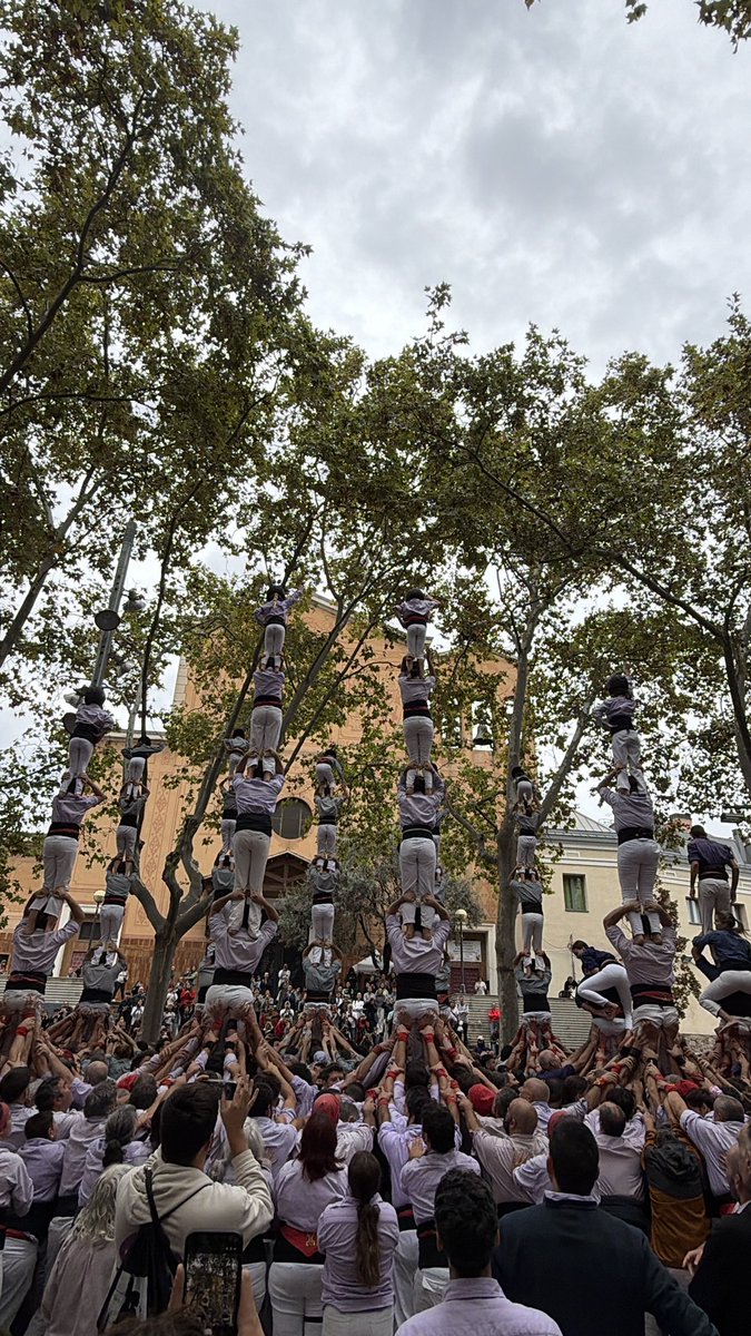 Minyons's tweet photo. Acabem l’actuació amb 2Pde5+2Pde4.

#castells #TardorMalva #terrassa #somlacolla #forçamalva https://t.co/XlFu9kiatT