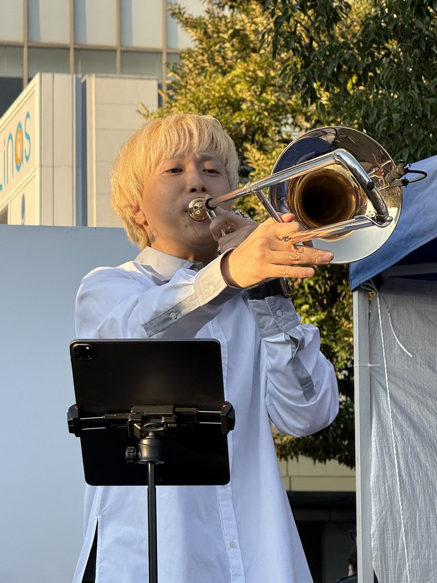 mami1129mauloa's tweet photo. 本日は実家から #すみだストリートジャズフェスティバル へ。
今年の私のすみジャズは #ThrowLine から。
メンバーが替わってからは初めてだったけれど、Tb4管によるステージはやはり楽しゅうございました✨
久々に桜佑さんとAki-Cさんのお姿を拝見出来て嬉しかったな😊 https://t.co/uc1iAh9xze