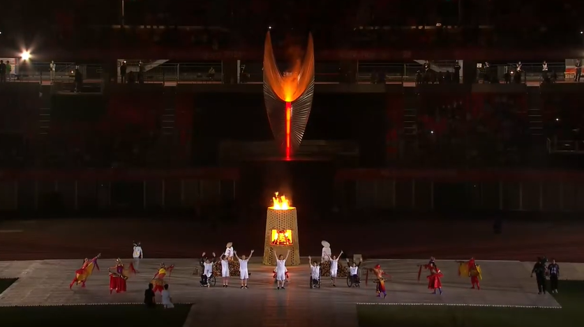 ArchiveInt's tweet photo. Wheelchair basketball player Miyake Katsumi, para sprinter Maya Nakanishi, and para alpine skier Momoka Muraoka have lit up the clay cauldron.

Just then, the flame moved onto the main cauldron, where it will remain lit throughout the Games.

#AichiNagoya2026   #ImagineOneHeart https://t.co/o8s7u4C8CW