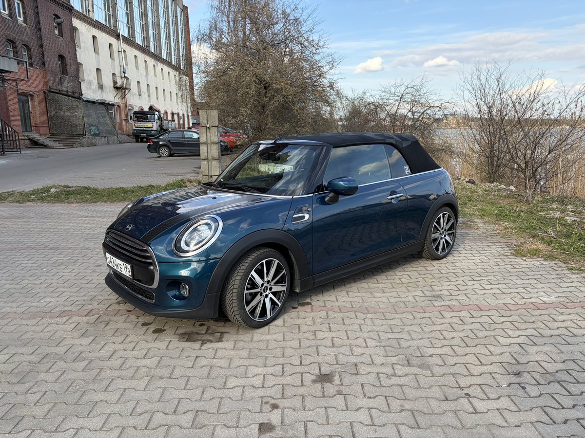 SteavePeat's tweet photo. Редкий случай: продаю машину, к которой успел привязаться.

MINI Cooper Cabrio Sidewalk Edition, 2020 год, 1.5 Turbo.

Это не самый быстрый MINI и не самый практичный автомобиль на свете. Зато один из тех, ради которых иногда хочется ехать просто так. https://t.co/lnaEA8LBEj