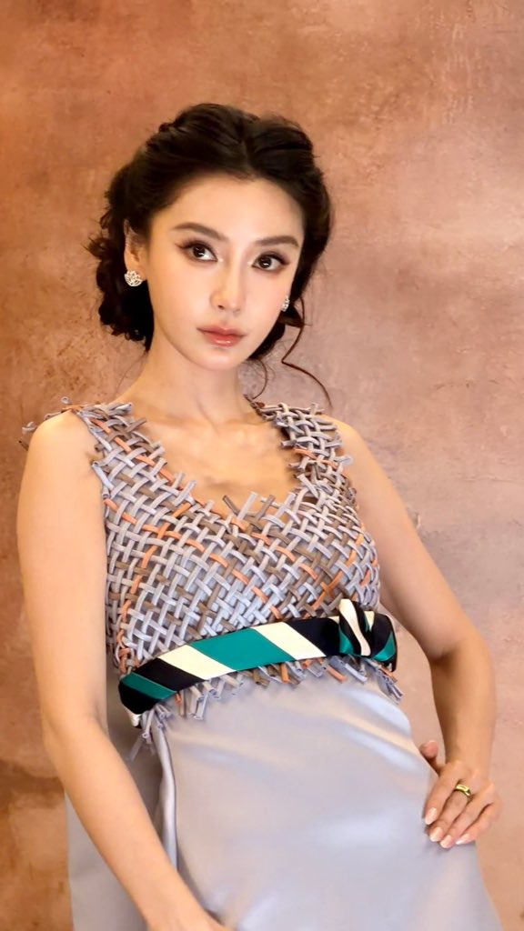 yuqingyingnian's tweet photo. Angelababy attended the Tingyan brand event yesterday, wearing a high-end custom gown and performing flawlessly
#AngelababyMarni #MarniSS27 #AngelababyxMarni #MilanFashionWeek #MFW https://t.co/H9mNcK43Ep