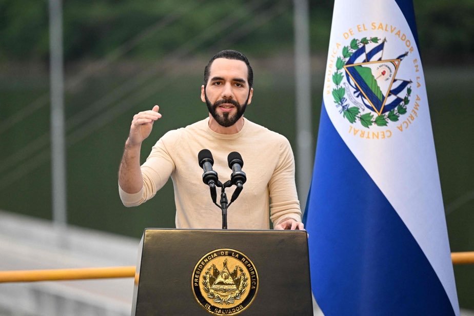 LBleuBlancRouge's tweet photo. 🫵🏻🇸🇻 Nayib Bukele, Président du Salvador réagit aux émeutes en France : 

« J’ai entendu dire que la France était finie, qu’il était trop tard pour la sauver.

Mais la France est toujours aussi belle, enviable même. Sa grandeur n’a pas disparu, elle ne demande qu’à renaître.

Nous avons surmonté en un an un problème cent fois plus grave, sans avoir les moyens dont dispose la France.

La France pourrait y arriver en une semaine. »

Il a tellement tout dit. 👏🏻 #17Octobre