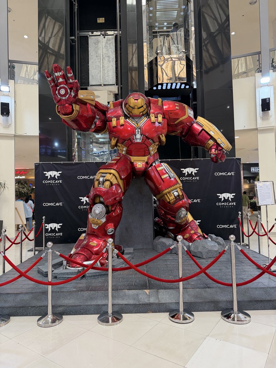 truc_ak_'s tweet photo. COMICAVE at Dubai Outlet Mall has moved to a new location. 
I finally found it! 
The Iron Throne and the One Piece display have moved too!

#COMICAVE #DubaiOutletMall #IronThrone #GameOfThrones #OnePiece #AnimeFigures 
#ワンピース https://t.co/qDpVSe236A