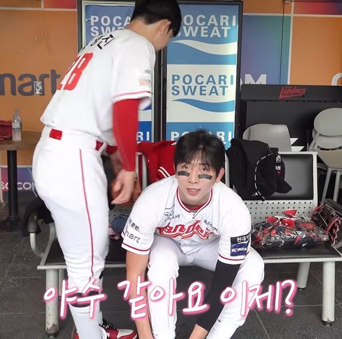 wahal09's tweet photo. 투수들 이때싶 아이패치 붙이는거 꽤나 중안부 축소효과 있어 보이는게 웃긴거야 .. 미안해 사실 롱안부라고 놀리는거 맞아 https://t.co/LUQSL65PdH