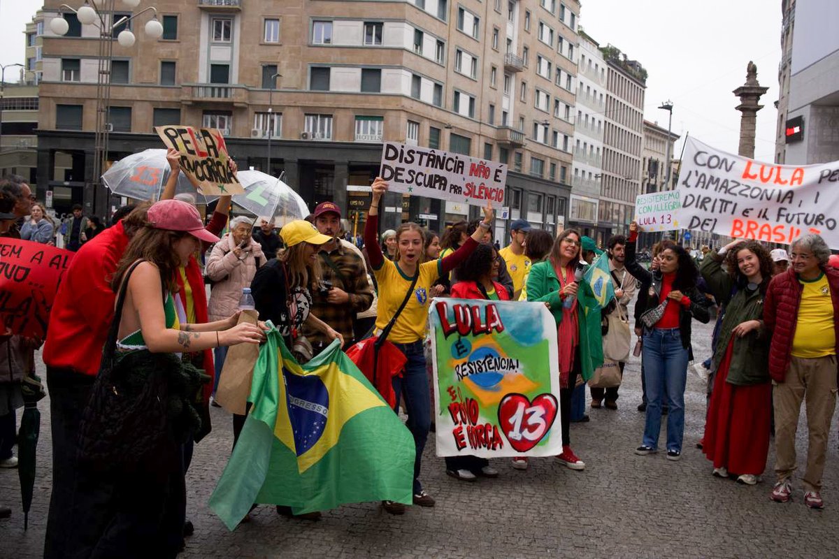 MidiaNINJA's tweet photo. Avanti, Lula! 🇮🇹🇧🇷

Em Milão, na Itália, os brasileiros também ocuparam as ruas em defesa da democracia!

Fotos: @lupape / CC Midia NINJA https://t.co/dd0OsxnYaF