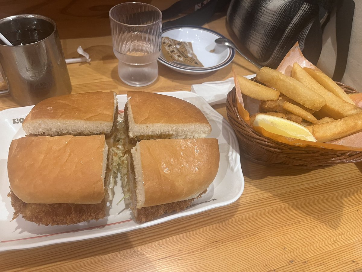 slimsend's tweet photo. 夜食はコメダ〜☕️
カツパン好きなんです笑 https://t.co/lN8L2HwIrI