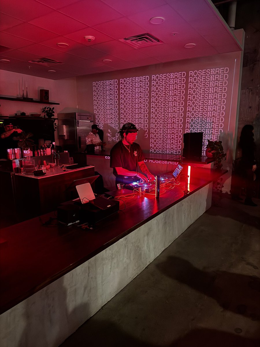 CoachHop's tweet photo. 🌹🪩🕺 #RosesRRed #RnBParty 🔥🔥🔥 https://t.co/qzQkWADPGZ