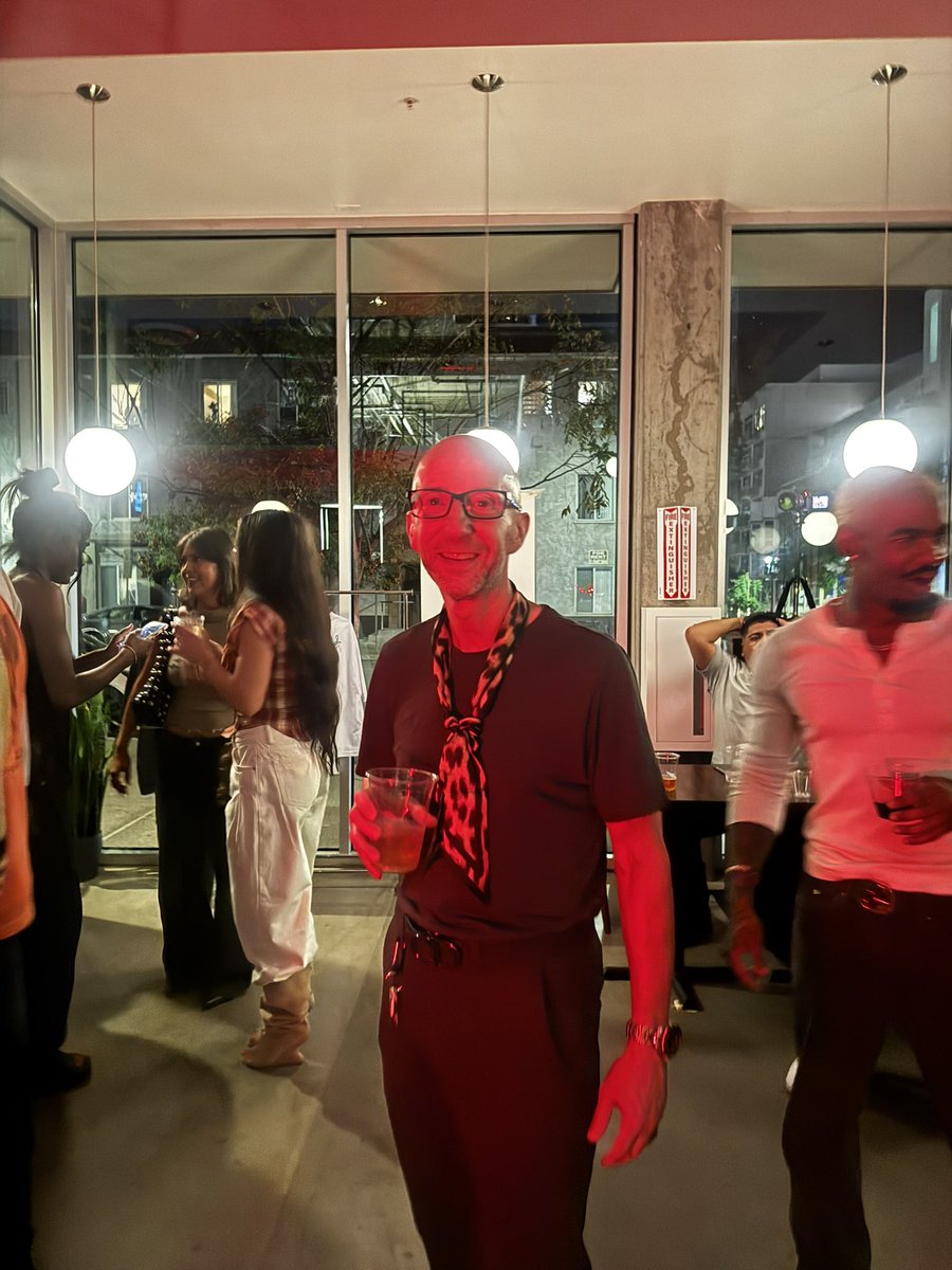 CoachHop's tweet photo. 🌹🪩🕺 #RosesRRed #RnBParty 🔥🔥🔥 https://t.co/qzQkWADPGZ