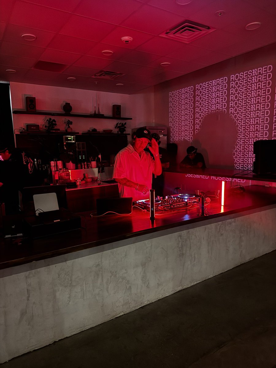 CoachHop's tweet photo. 🌹🪩🕺 #RosesRRed #RnBParty 🔥🔥🔥 https://t.co/qzQkWADPGZ